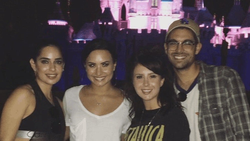 Demi Lovato junto a Lauren Abedini y unos amigos en Disneyland
