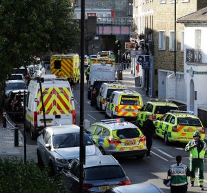 Varias ambulancias y coches de policía en Londres Varias ambulancias y coches de policía en Londres