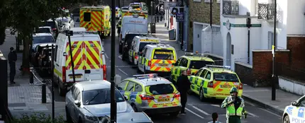 Varias ambulancias y coches de policía en Londres Varias ambulancias y coches de policía en Londres