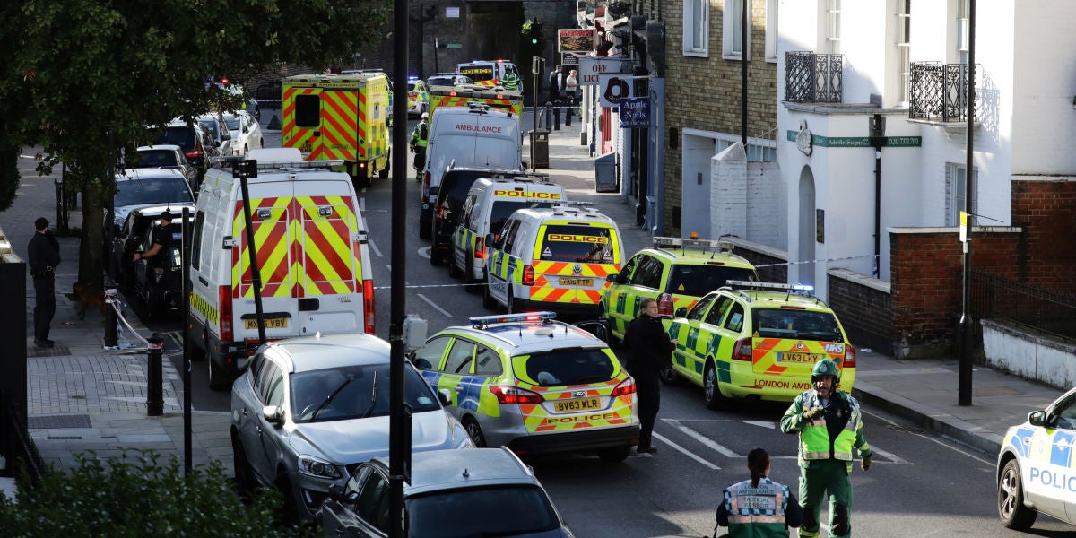 Varias ambulancias y coches de policía en Londres