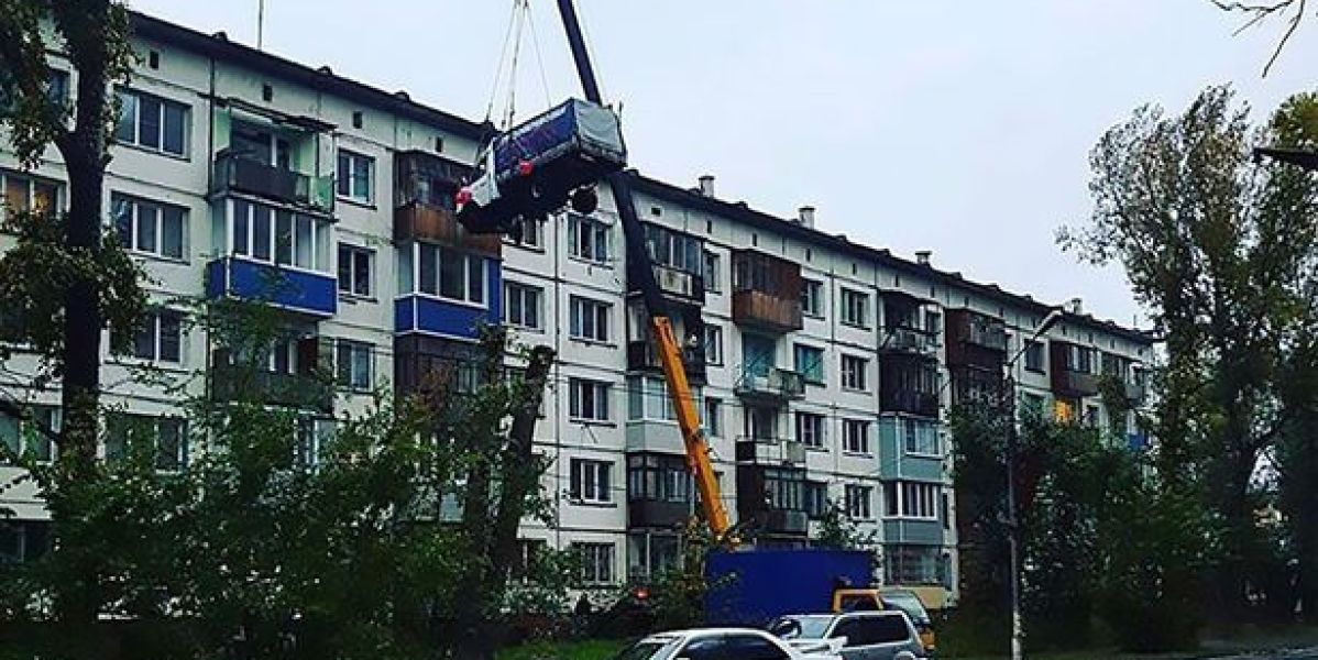 Utilizaron una grúa para subir la furgoneta