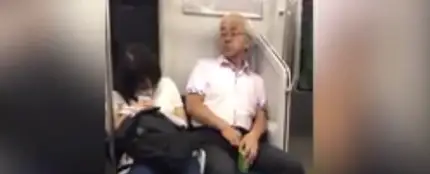 Un pervertido se arranca vello púbico y se lo lanza a una joven dormida en el metro Un pervertido se arranca vello púbico y se lo lanza a una joven dormida en el metro