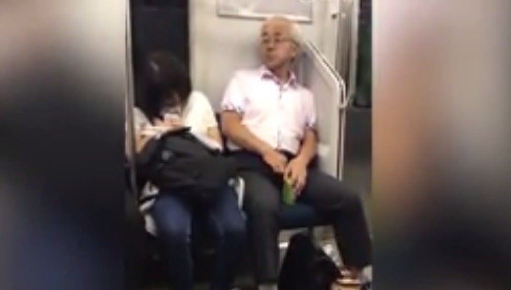 Un pervertido se arranca vello púbico y se lo lanza a una joven dormida en el metro