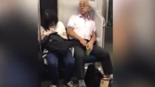 Un pervertido se arranca vello p&uacute;bico y se lo lanza a una joven dormida en el metro