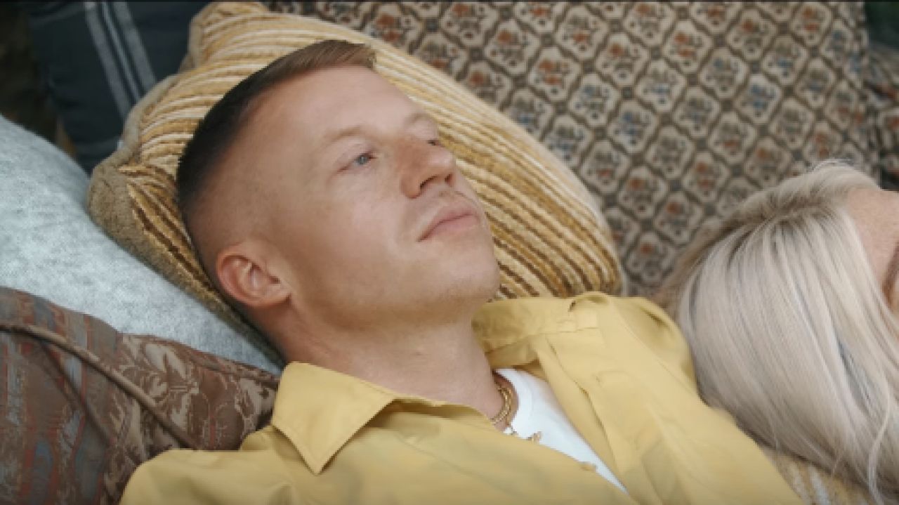 El viaje al pasado de Macklemore y Kesha en el vídeo de ‘Good Old Days