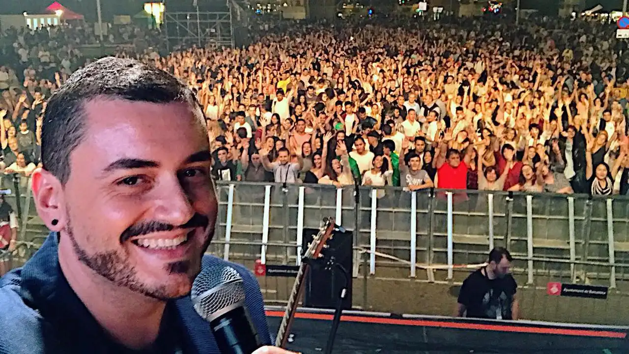 Juanma Romero se hizo un selfie con el público del Escenario Europa FM de La Mercè 2017 Juanma Romero se hizo un selfie con el público del Escenario Europa FM de La Mercè 2017