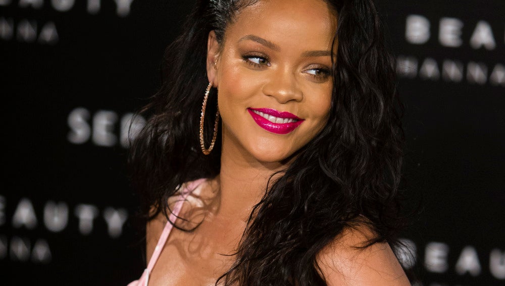 Diligencia Bueno curso Esta es la gran cantidad de dinero que cobró Rihanna por presentar su línea  de maquillaje en Madrid | Europa FM