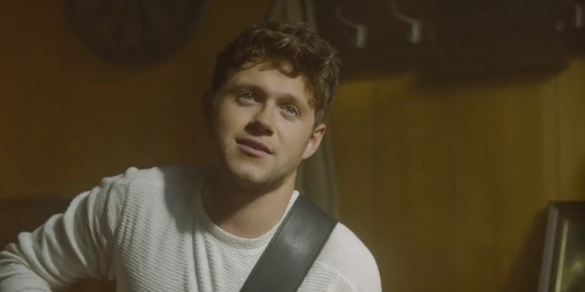 Niall Horan Pasea En Solitario En El Videoclip De Too Much Ask