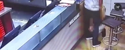 Una pareja teniendo sexo en el mostrador de una pizzería Una pareja teniendo sexo en el mostrador de una pizzería