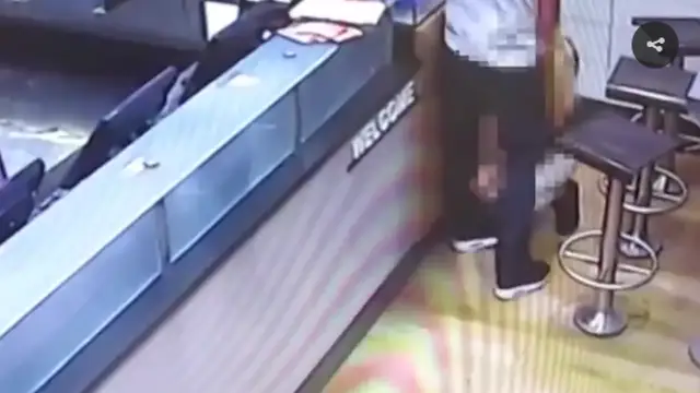 Una pareja teniendo sexo en el mostrador de una pizzería