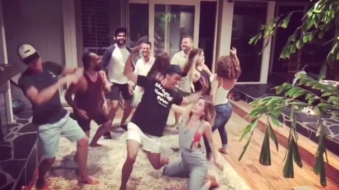 Ana de Armas y Elena Furiase bailando 'La Gozadera'
