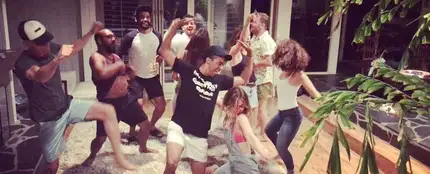 Ana de Armas y Elena Furiase bailando 'La Gozadera' Ana de Armas y Elena Furiase bailando 'La Gozadera'