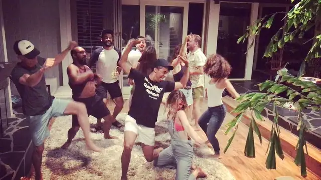Ana de Armas y Elena Furiase bailando 'La Gozadera'