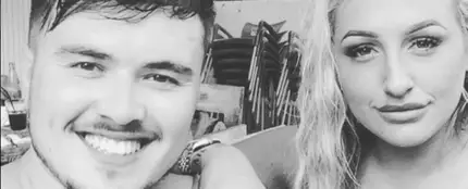 Se tatúa a su chica el topless y le deja Se tatúa a su chica el topless y le deja