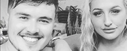 Se tatúa a su chica el topless y le deja Se tatúa a su chica el topless y le deja