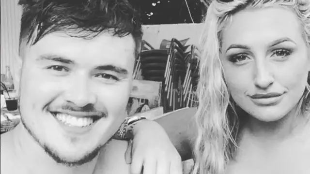 Se tatúa a su chica el topless y le deja