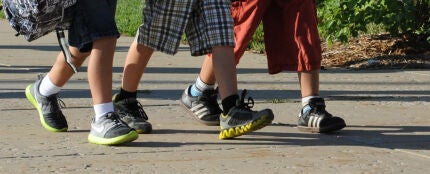Imagen de varios ni&ntilde;os caminando