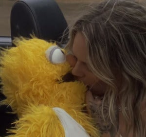 Tove Lo mantienen una relación amorosa y sexual con un teleñeco en 'Disco Tits' Tove Lo mantienen una relación amorosa y sexual con un teleñeco en 'Disco Tits'