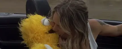 Tove Lo mantienen una relación amorosa y sexual con un teleñeco en 'Disco Tits' Tove Lo mantienen una relación amorosa y sexual con un teleñeco en 'Disco Tits'
