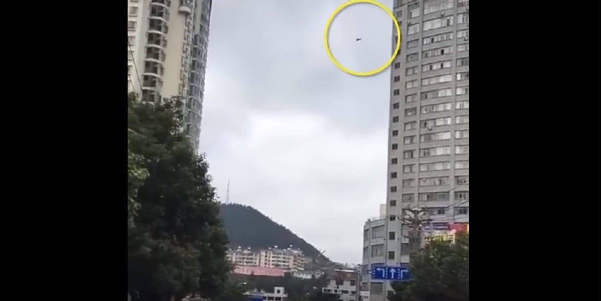 Un hombre sale por la ventana de un hotel para no pagar
