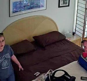 Una pareja descubre que ha sido grabada en el apartamento alquilado Una pareja descubre que ha sido grabada en el apartamento alquilado