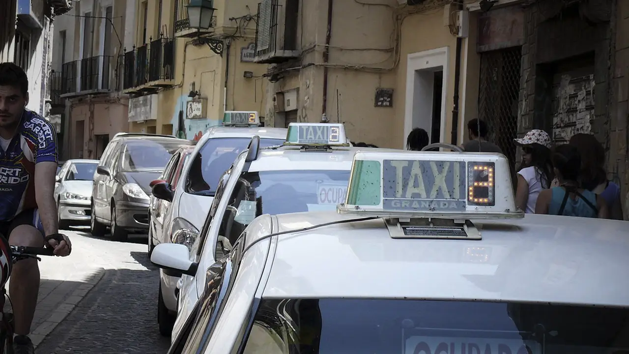 Los taxistas de Bilbao están obligados a esperar a que sus clientas entren al portal Los taxistas de Bilbao están obligados a esperar a que sus clientas entren al portal