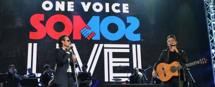 Marc Anthony y Alejandro Sanz durante su actuación en Somos Live!