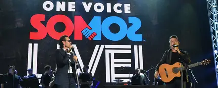 Marc Anthony y Alejandro Sanz durante su actuación en Somos Live! Marc Anthony y Alejandro Sanz durante su actuación en Somos Live!
