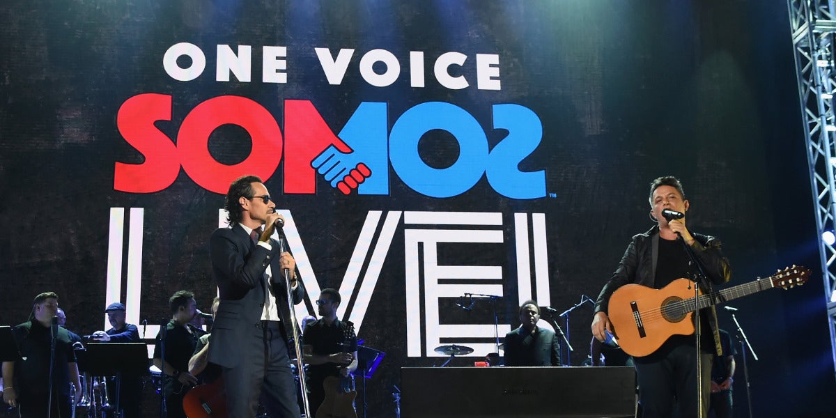 Marc Anthony y Alejandro Sanz durante su actuación en Somos Live!