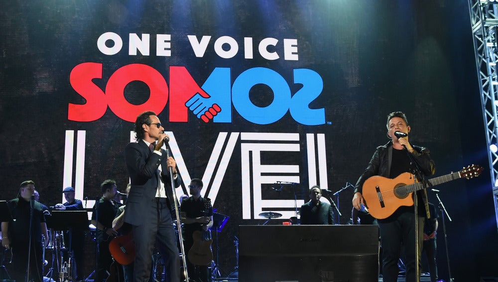 Marc Anthony y Alejandro Sanz durante su actuación en Somos Live!