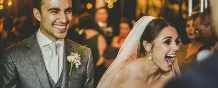 Increíble reacción de los novios hacia un perro que se coló en su boda y se durmió sobre el velo Increíble reacción de los novios hacia un perro que se coló en su boda y se durmió sobre el velo