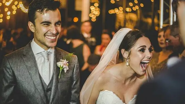 Increíble reacción de los novios hacia un perro que se coló en su boda y se durmió sobre el velo
