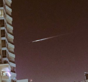 Un misterioso haz de luz atraviesa el cielo de Dubá Un misterioso haz de luz atraviesa el cielo de Dubá
