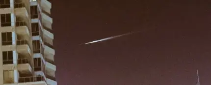 Un misterioso haz de luz atraviesa el cielo de Dubá Un misterioso haz de luz atraviesa el cielo de Dubá