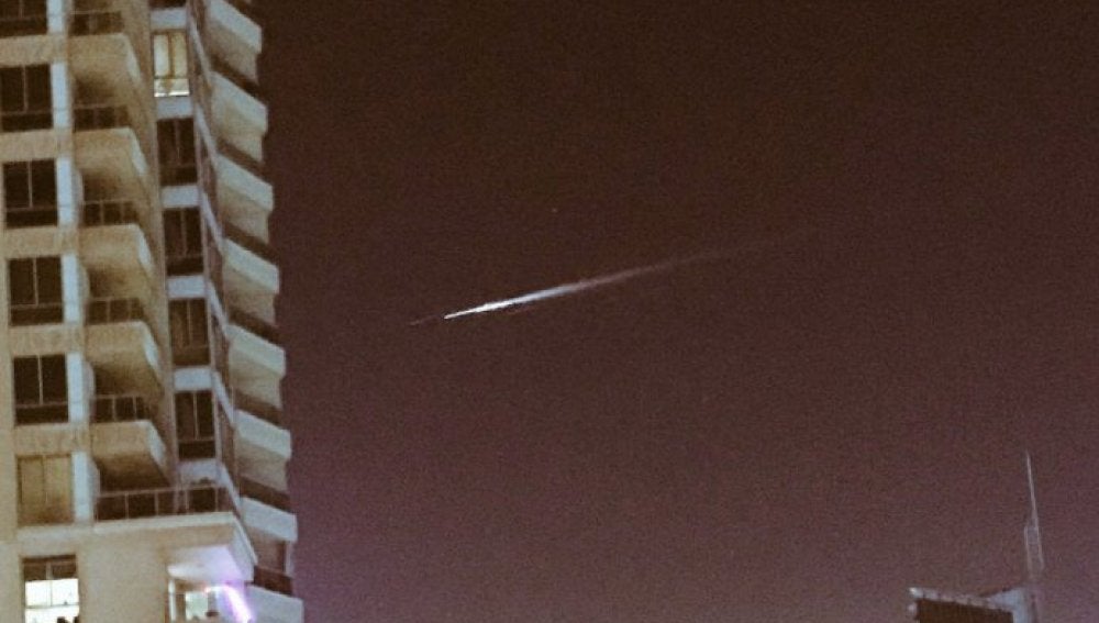 Un misterioso haz de luz atraviesa el cielo de Dubá 