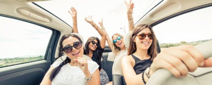 Un grupo de chicas cantando en un coche