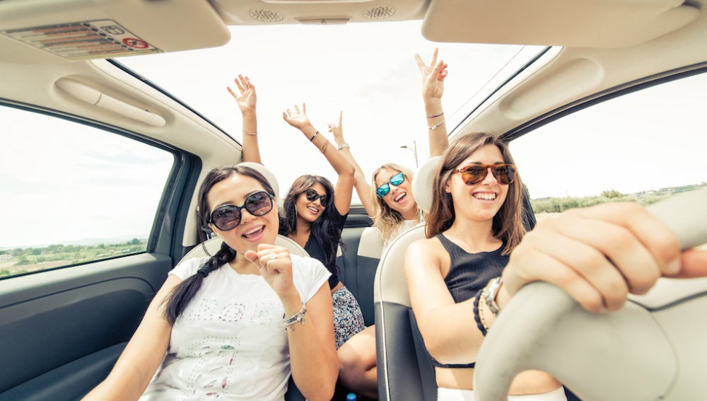 Un grupo de chicas cantando en un coche