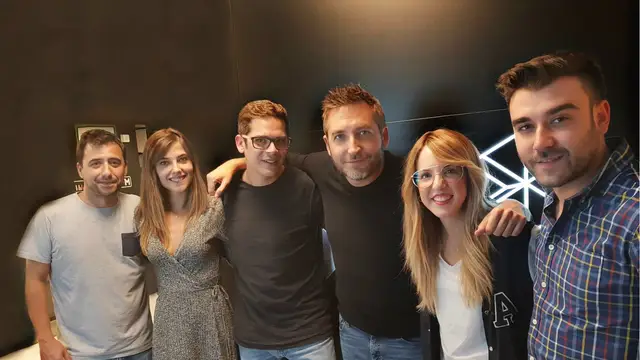 Brian Cross con el equipo de Vamos Tarde