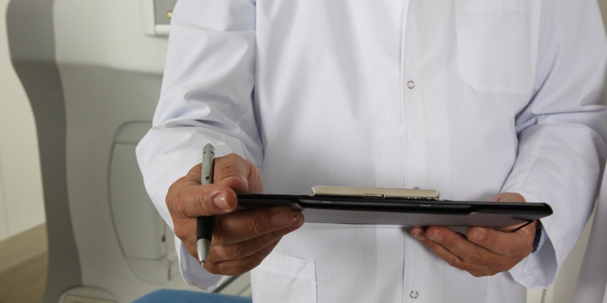 Un médico en la consulta