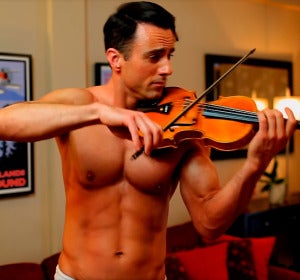 Matthew Olshefski, el violinista sin camiseta Matthew Olshefski, el violinista sin camiseta