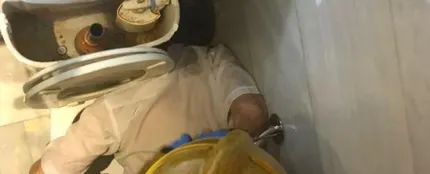 Se le queda atrapada la cabeza contra el váter Se le queda atrapada la cabeza contra el váter