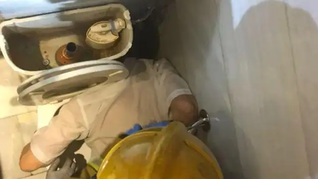 Se le queda atrapada la cabeza contra el váter