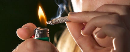 Encendiendo un porro