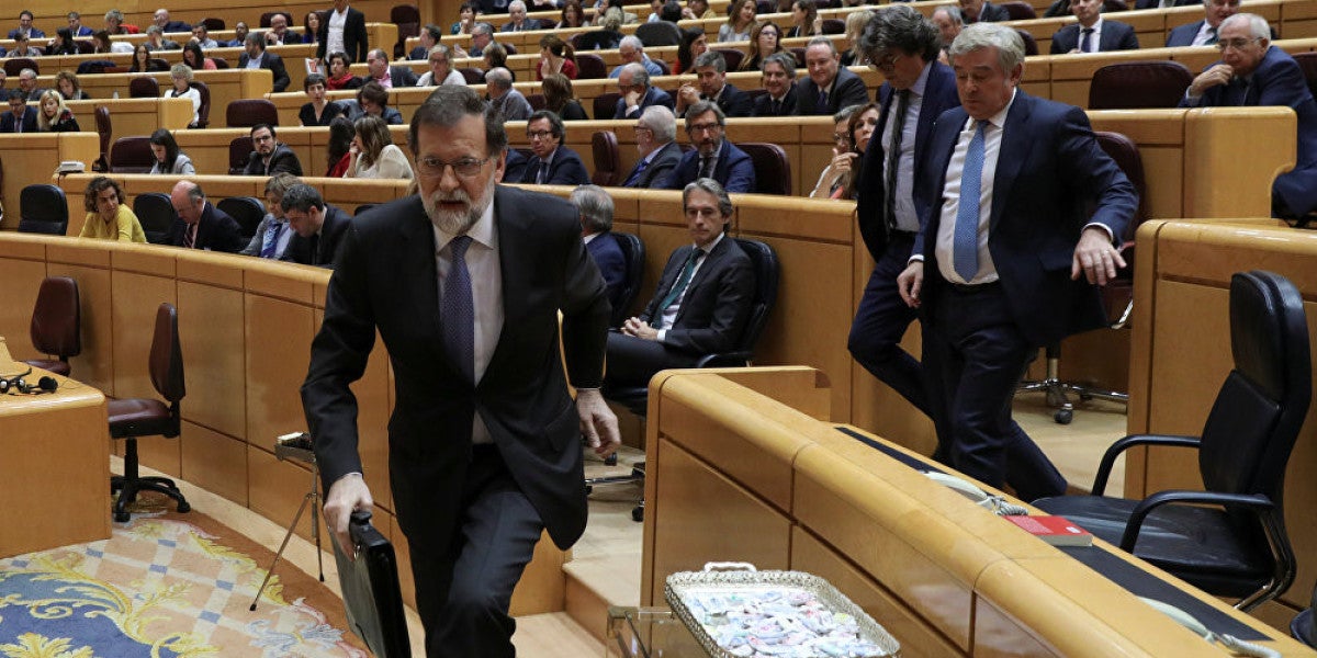 Rajoy saliendo del Senado