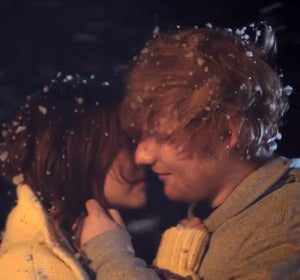 Ed Sheeran y Zoey Deutch en el vídeo de 'Perfect' Ed Sheeran y Zoey Deutch en el vídeo de 'Perfect'