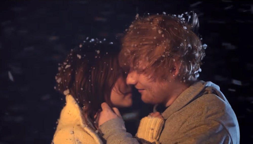 Ed Sheeran y Zoey Deutch en el vídeo de 'Perfect'