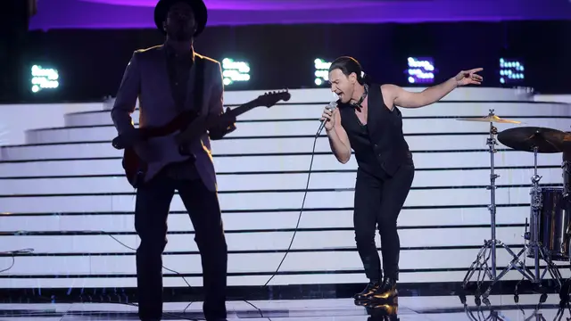 Un Miquel Fernández rockero se deja la piel con ‘I still haven’t found what I’m looking for’ como Bono de U2