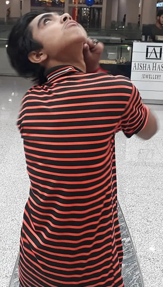 Muhammad Sameer, el 'hombre búho' es capaz de girar su cabeza 180 grados Muhammad Sameer, el 'hombre búho' es capaz de girar su cabeza 180 grados