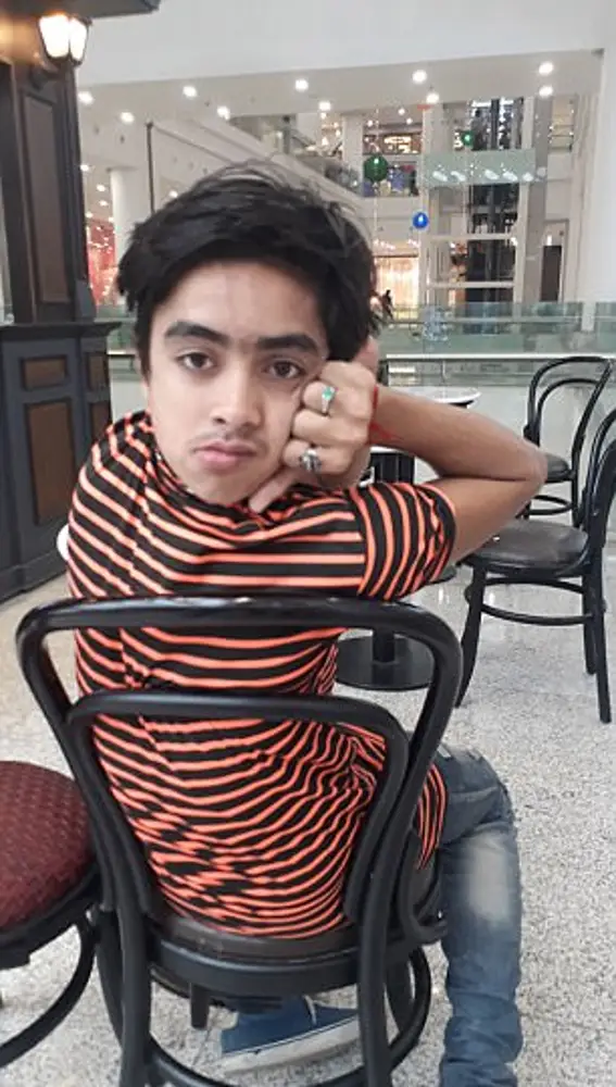 Muhammad Sameer, el 'hombre búho' es capaz de girar su cabeza 180 grados Muhammad Sameer, el 'hombre búho' es capaz de girar su cabeza 180 grados