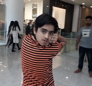Muhammad Sameer, más conocido como el 'hombre búho' por ser capaz de girar su cabeza 180 grados Muhammad Sameer, más conocido como el 'hombre búho' por ser capaz de girar su cabeza 180 grados